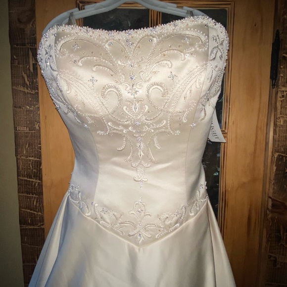Wedding dress never worn with tags 12 - Picture 1 of 8